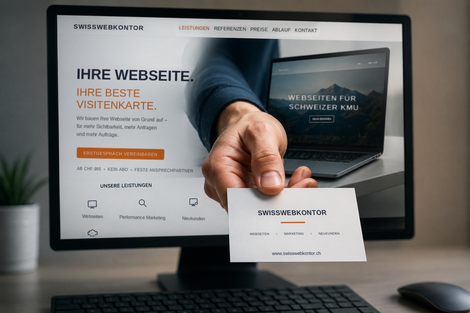 Bildschirm mit einer Webseite von swisswebkontor, davor eine Hand, die eine Visitenkarte entgegenhält